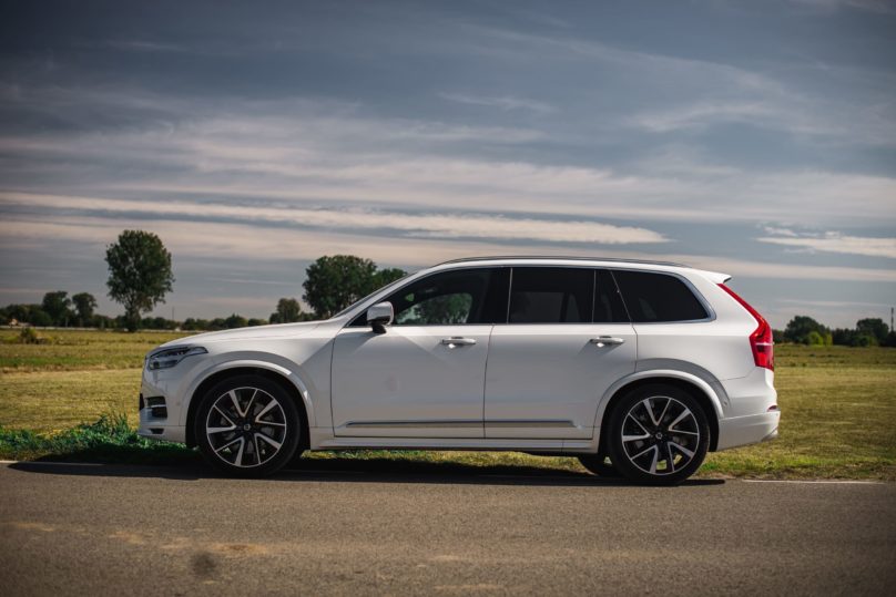 Volvo XC90 białe bok