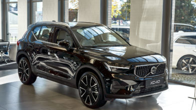 Czarne Volvo XC40 przód
